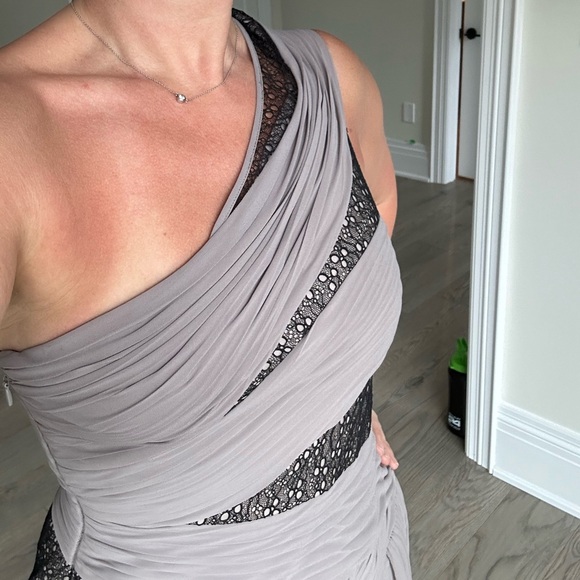 BCBG MAXAZRIA Runway mini dress with black lace pleated tail - Picture 10 of 15